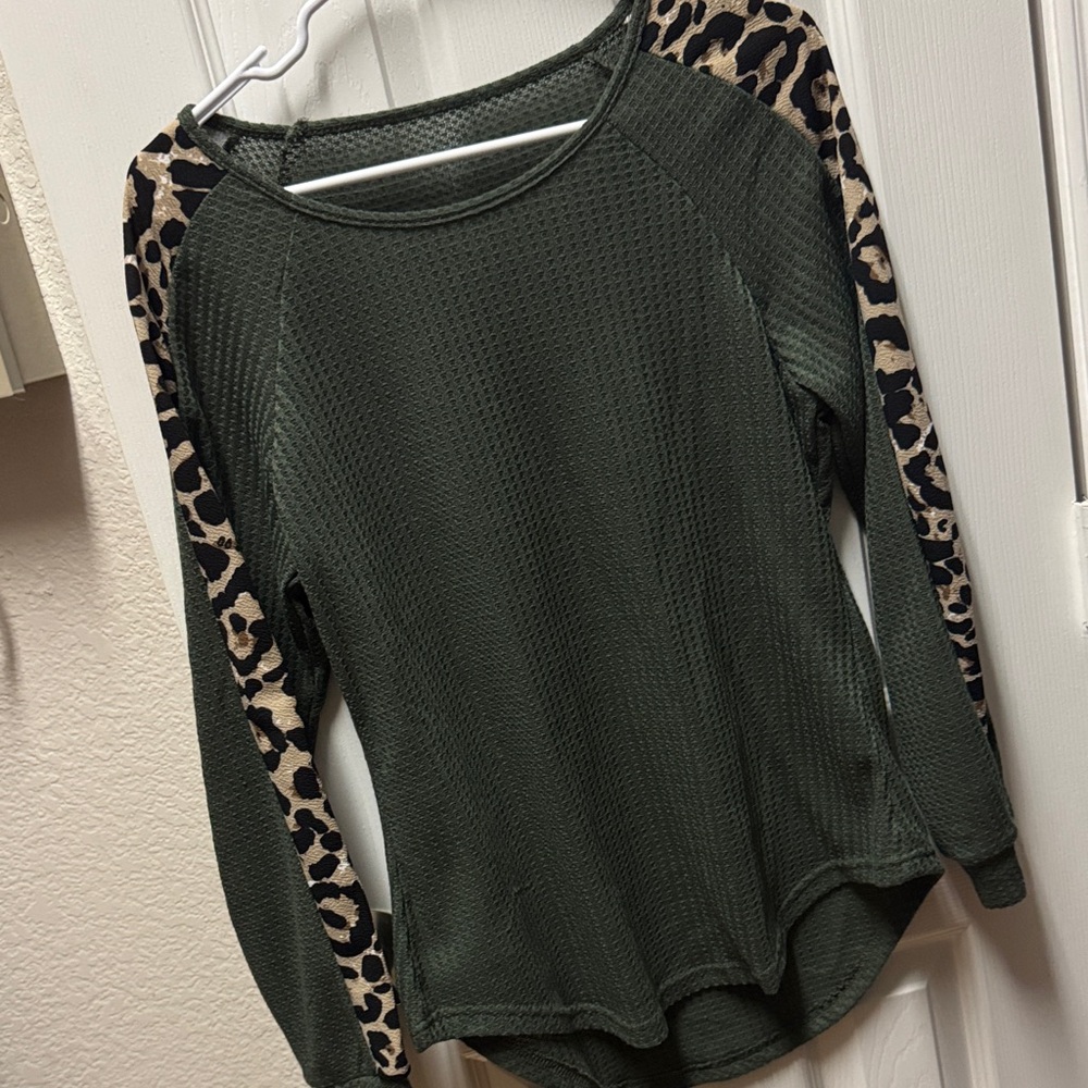 SHEIN Dark Green Leopard Sleeve Sweatshirt